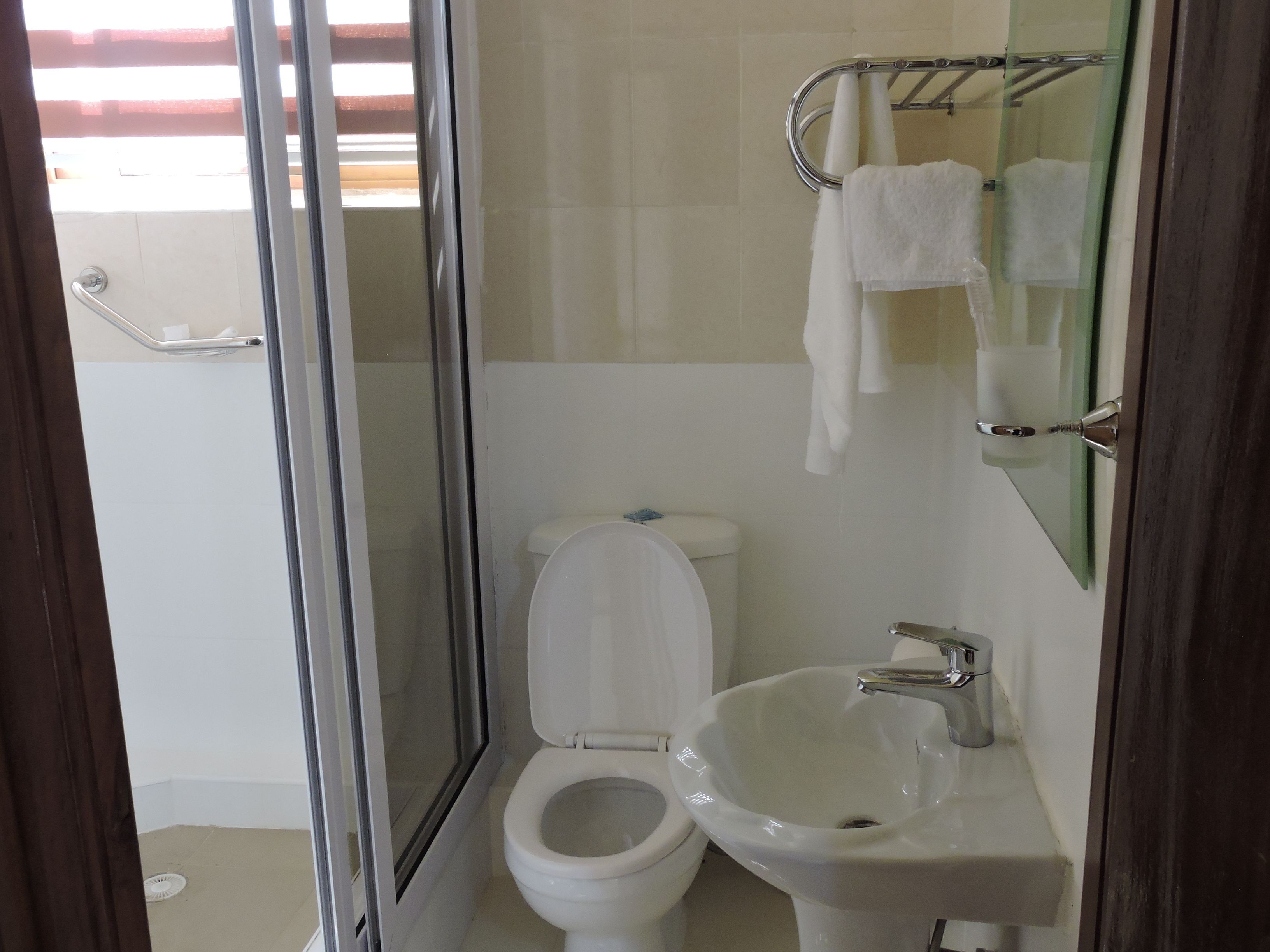 deluxe double room | bathroom | combined shower/bathtub, jetted bath, rainfall showerhead