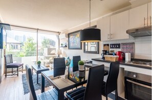 Refrigerador con freezer, microondas, horno, placa de cocina