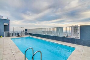 Una piscina al aire libre de temporada