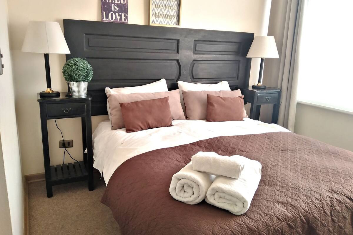 Egyptian cotton sheets, premium bedding, down duvets, Tempur-Pedic beds