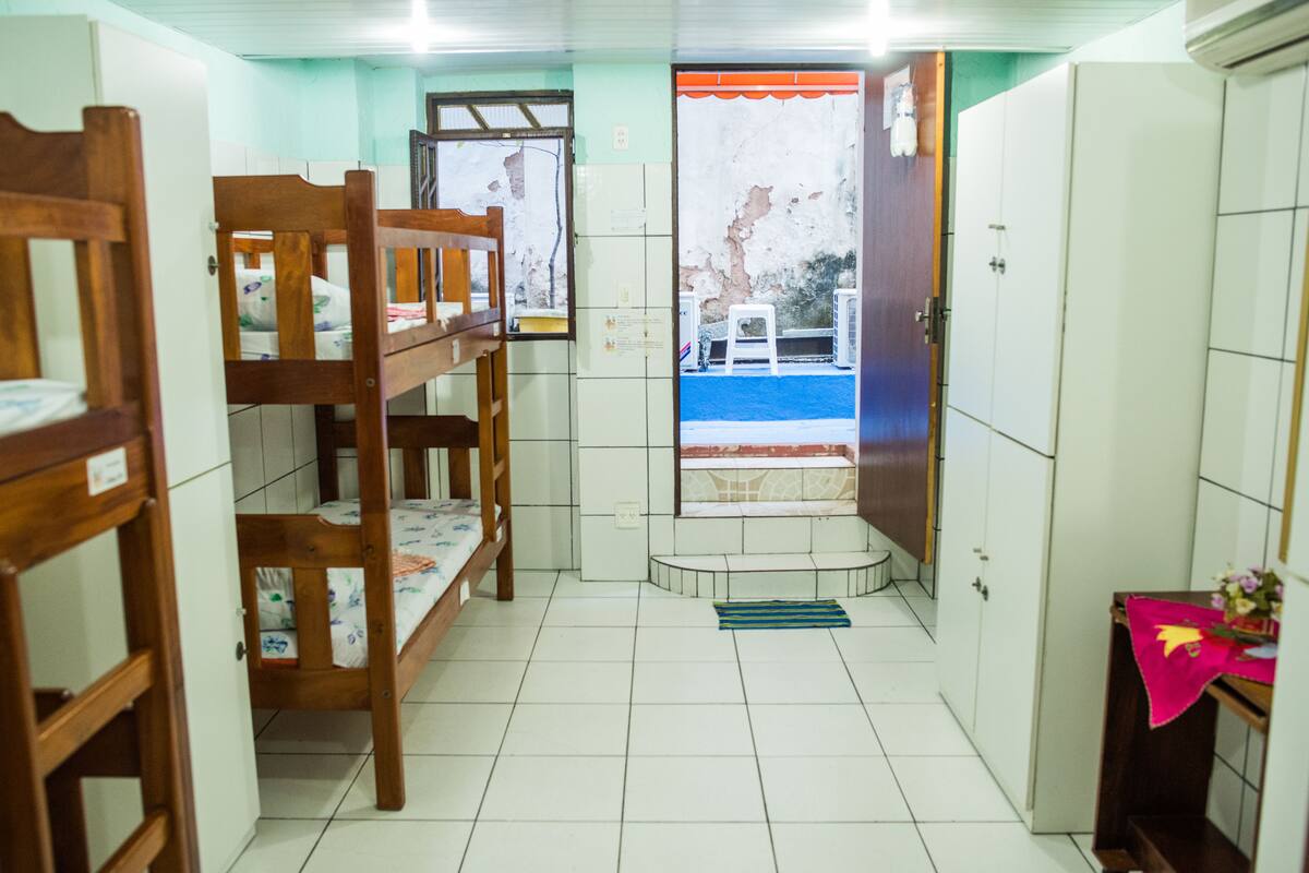 Dormitorio compartido básico, varias camas, lanai, en el área del patio | Ropa de cama