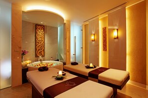 Een sauna, een bubbelbad, een stoombad, modderbaden, hotstone-massages