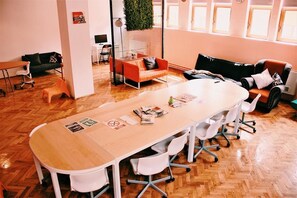 Lobby sitting area - B13 Hostel (Sibiu)