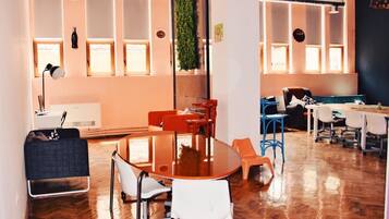 Coin salon dans le hall
