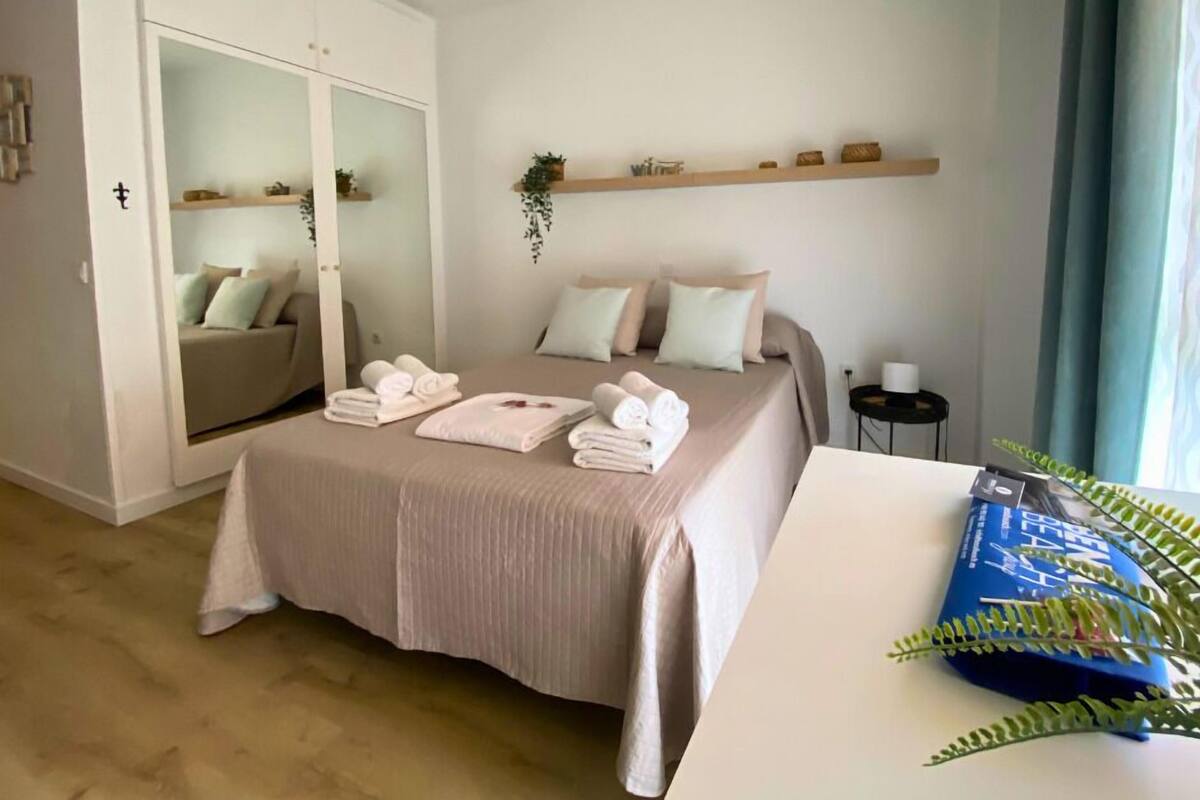 Perusstudio | Pimennysverhot, silitysrauta/-lauta, ilmainen Wi-Fi, vuodevaatteet