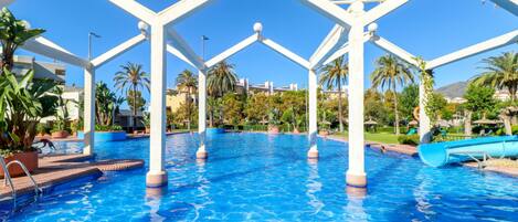 5 piscines a l'aire lliure