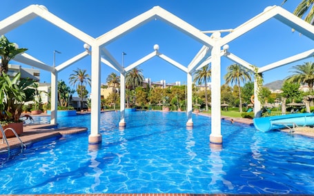 5 outdoor pools. Apartamentos Benal Beach Group