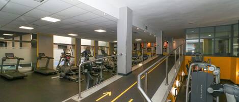 Ein Fitnessstudio mit Laufbändern, Ergometer und Krafttrainingsgeräten.