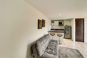 Apartamento, 1 quarto | Área de estar | TV