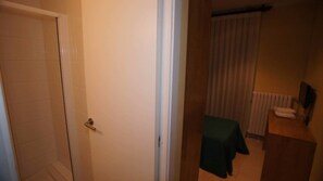 Habitación individual | Cortinas opacas, wifi gratis, ropa de cama