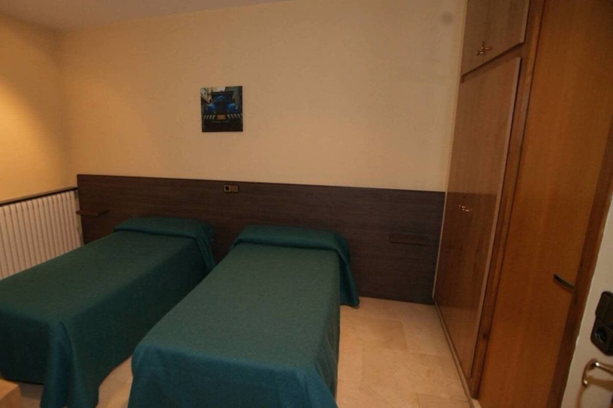 Habitación con 1 cama doble o 2 individuales | Cortinas opacas, wifi gratis, ropa de cama