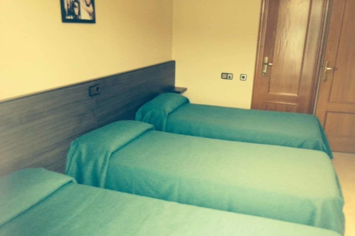 Habitación triple | Cortinas opacas, wifi gratis, ropa de cama
