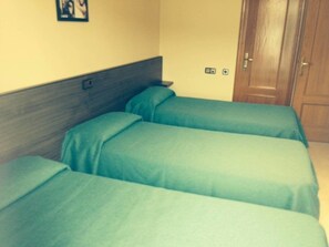 Triple Room | Blackout drapes, free WiFi, bed sheets - Hostal El Trèvol (Torello)