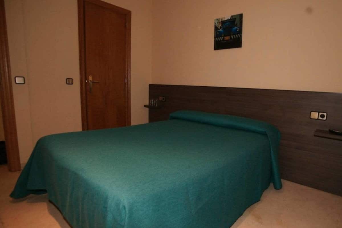 Cortinas opacas, wifi gratis, ropa de cama