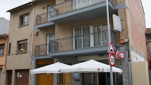 Front of property - Hostal El Trèvol (Torello)