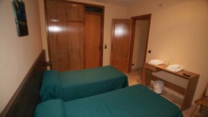 Blackout drapes, WiFi (free), bed sheets - Hostal El Trèvol (Torello)