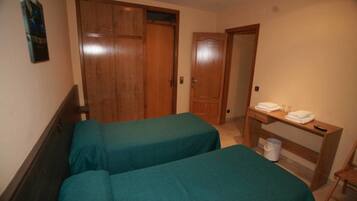 Cortinas opacas, wifi gratis, ropa de cama