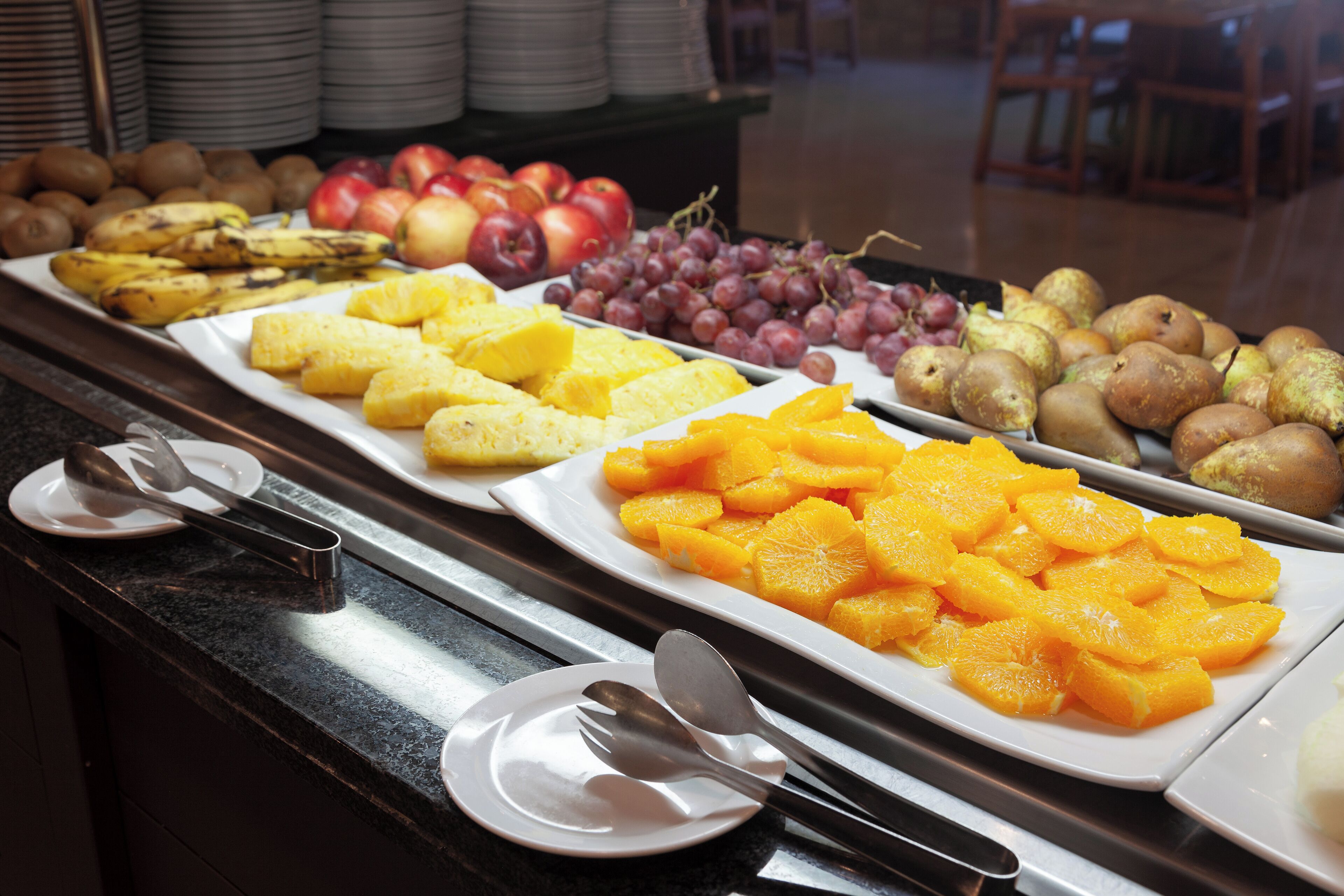 Un bufé con diversas frutas y verduras.