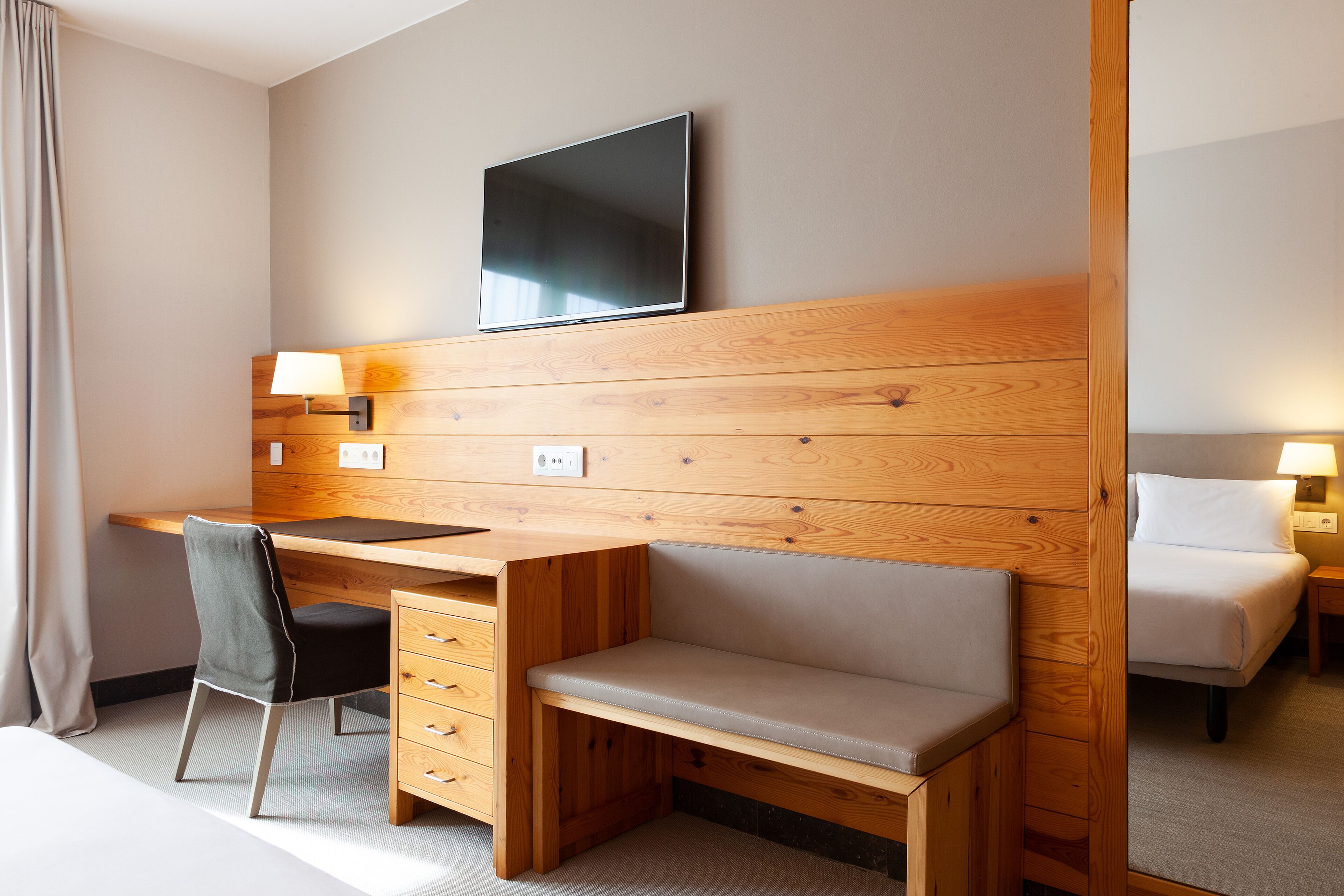 triple room | 1 bedroom, in-room safe, desk, laptop workspace