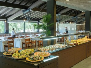 Breakfast, lunch and dinner served - Montanyá Hotel (Seva)