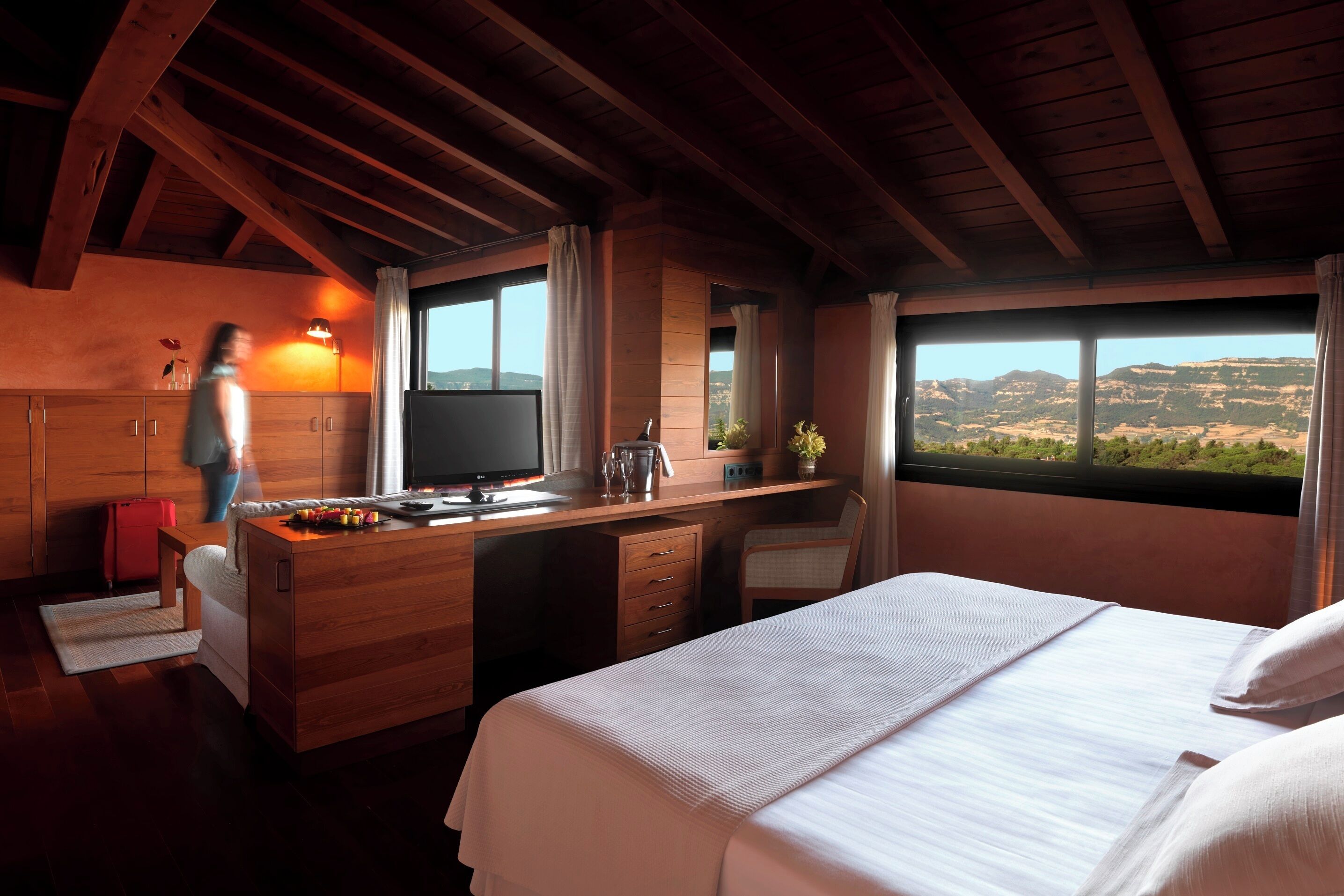 Suite Junior con vistas | In-room safe, desk, laptop workspace, blackout curtains