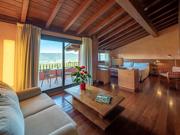 客房内保险箱、办公桌、笔记本电脑工作区、遮光窗帘