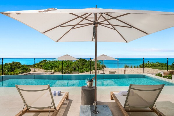 Piscine extérieure, parasols de plage, chaises longues