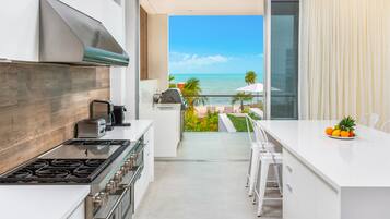 Minikjøleskap og spisebord