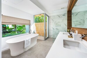 Premium bedding, down duvets, pillow-top beds, in-room safe - Beach Enclave (Providenciales)