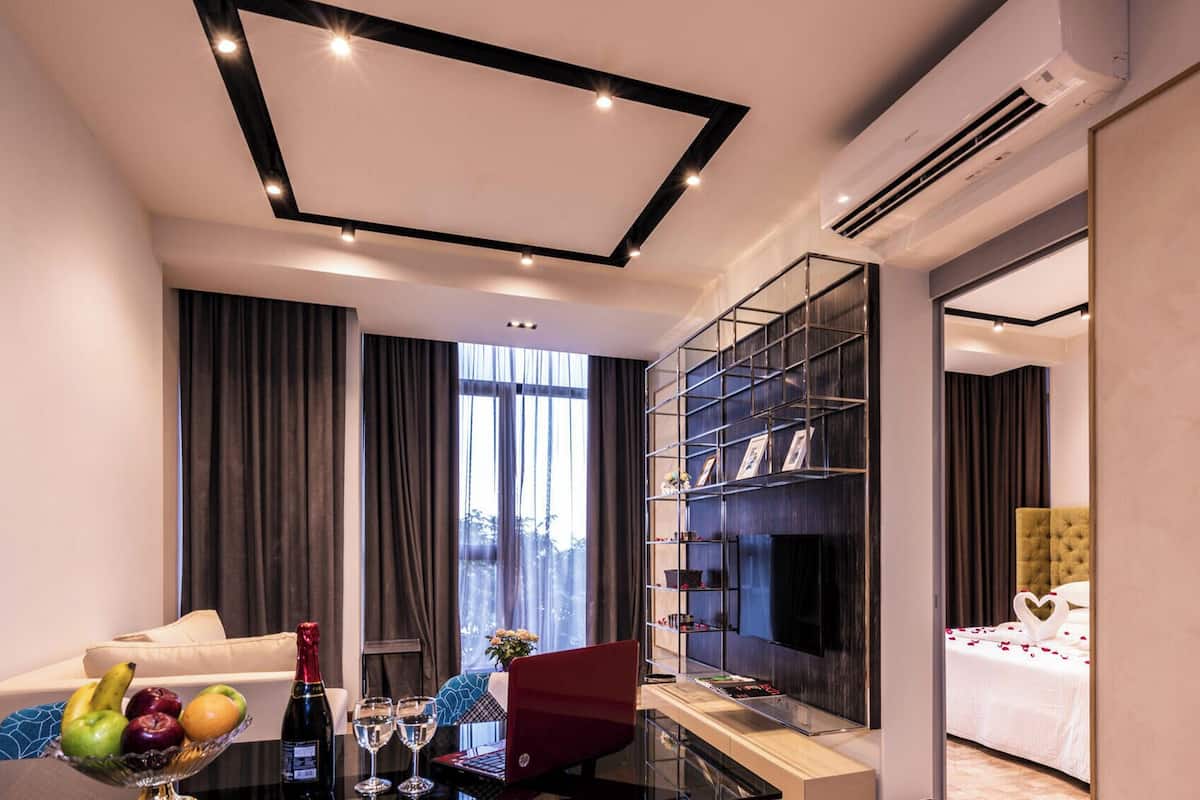 Premium Room | Meja, ruang kerja komputer riba, langsir/tirai gelap terus