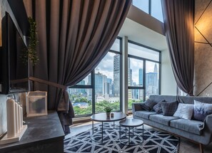 Luksus-loftsrom, 3 soverom, spabadekar | Oppholdsområde | Flatskjerm-TV