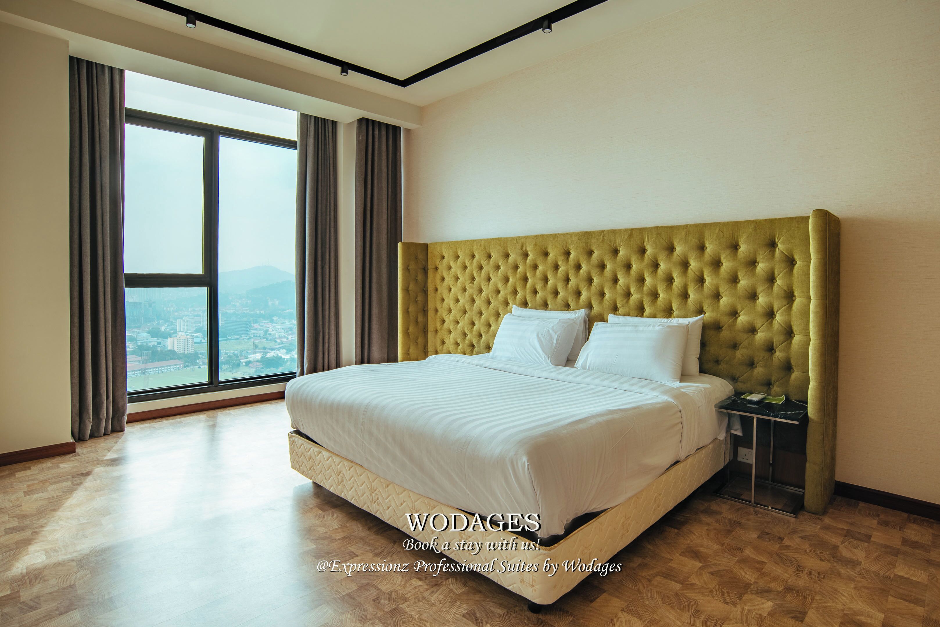 Suite ejecutiva (with Greenery View) | Escritorio, espacio para trabajar con laptop y cortinas blackout 