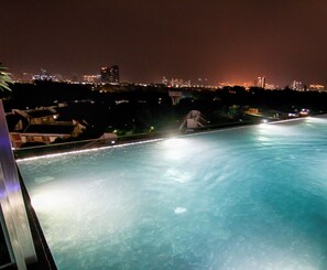 2 hồ bơi ngoài trời, mở cửa từ 8:30 đến 22:00, ghế dài tắm nắng 