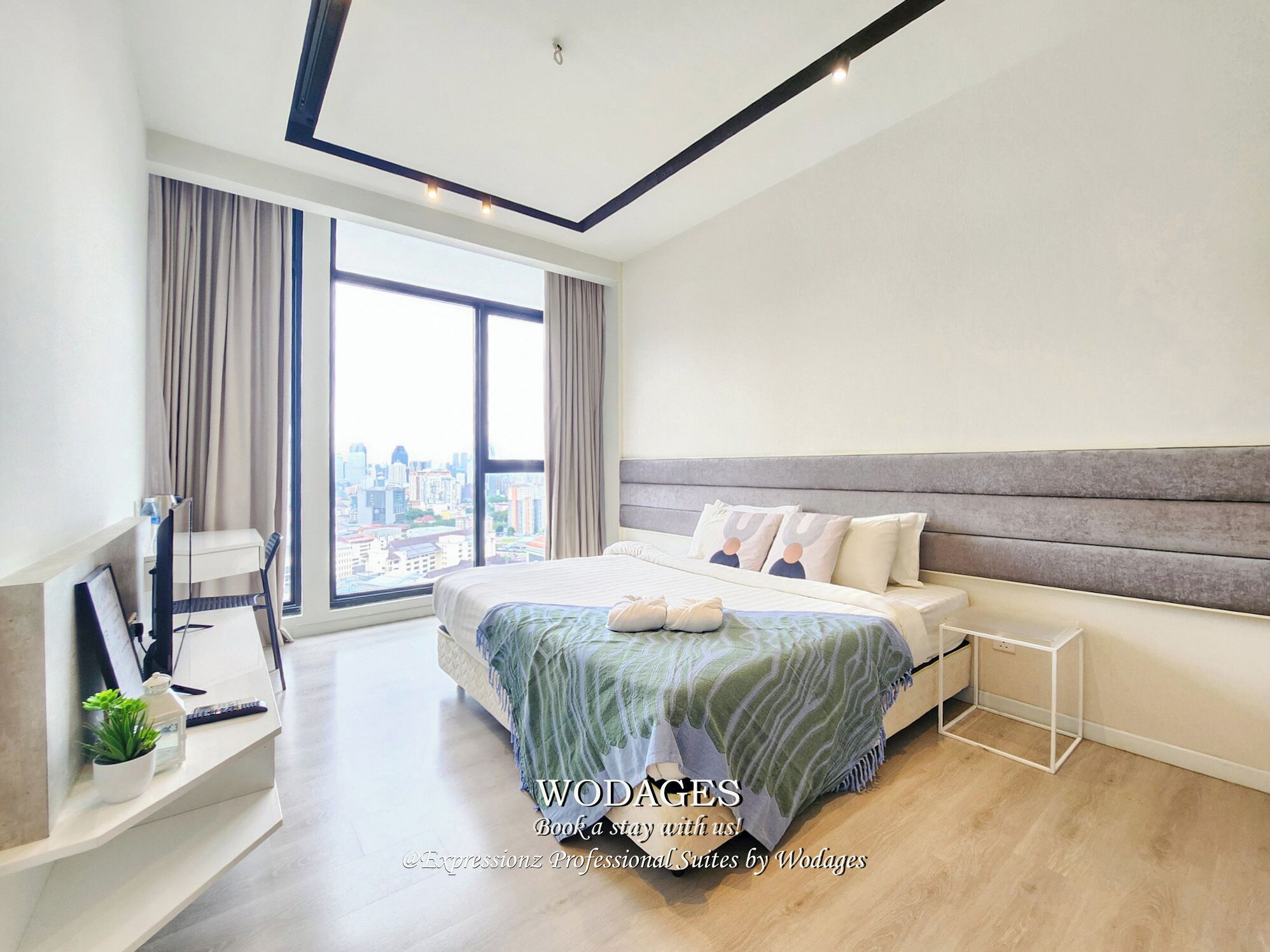 Habitación Deluxe, para no fumadores (Studio with KLCC View) | Escritorio, espacio para trabajar con laptop y cortinas blackout 