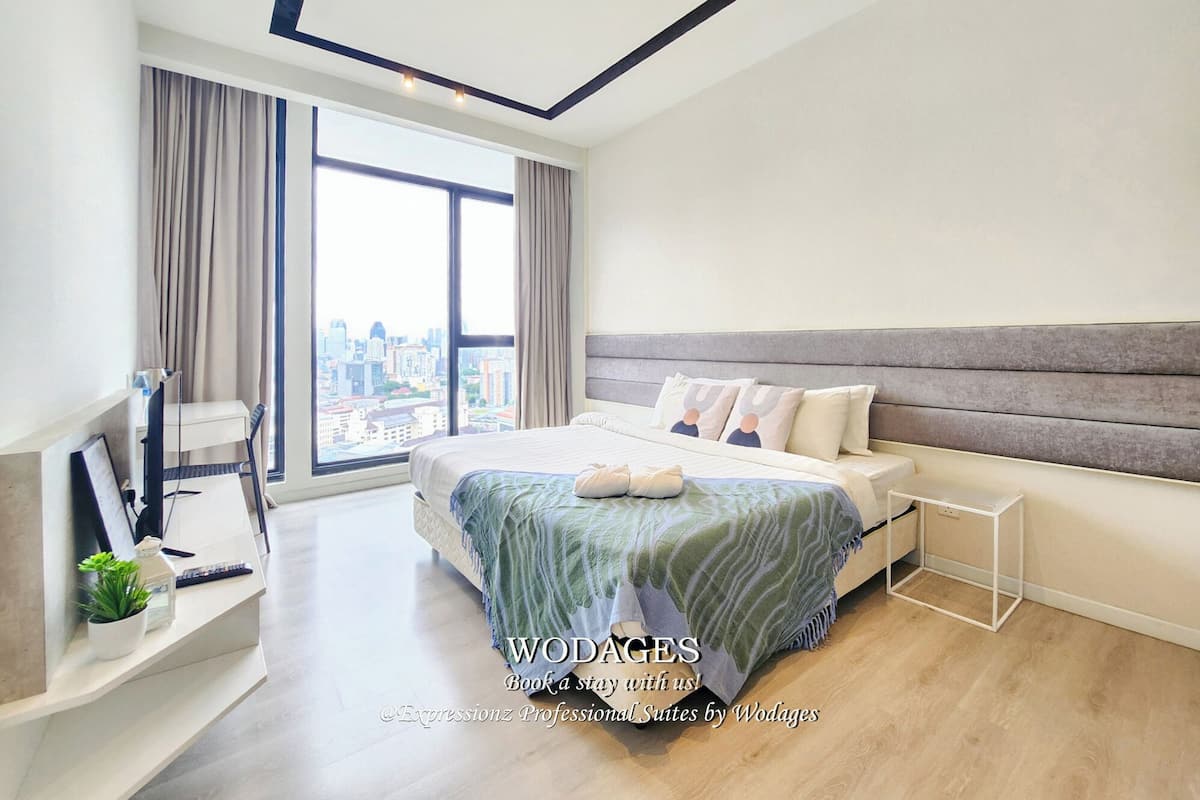 Habitación Deluxe, para no fumadores (Studio with KLCC View) | Escritorio, espacio para trabajar con laptop y cortinas blackout