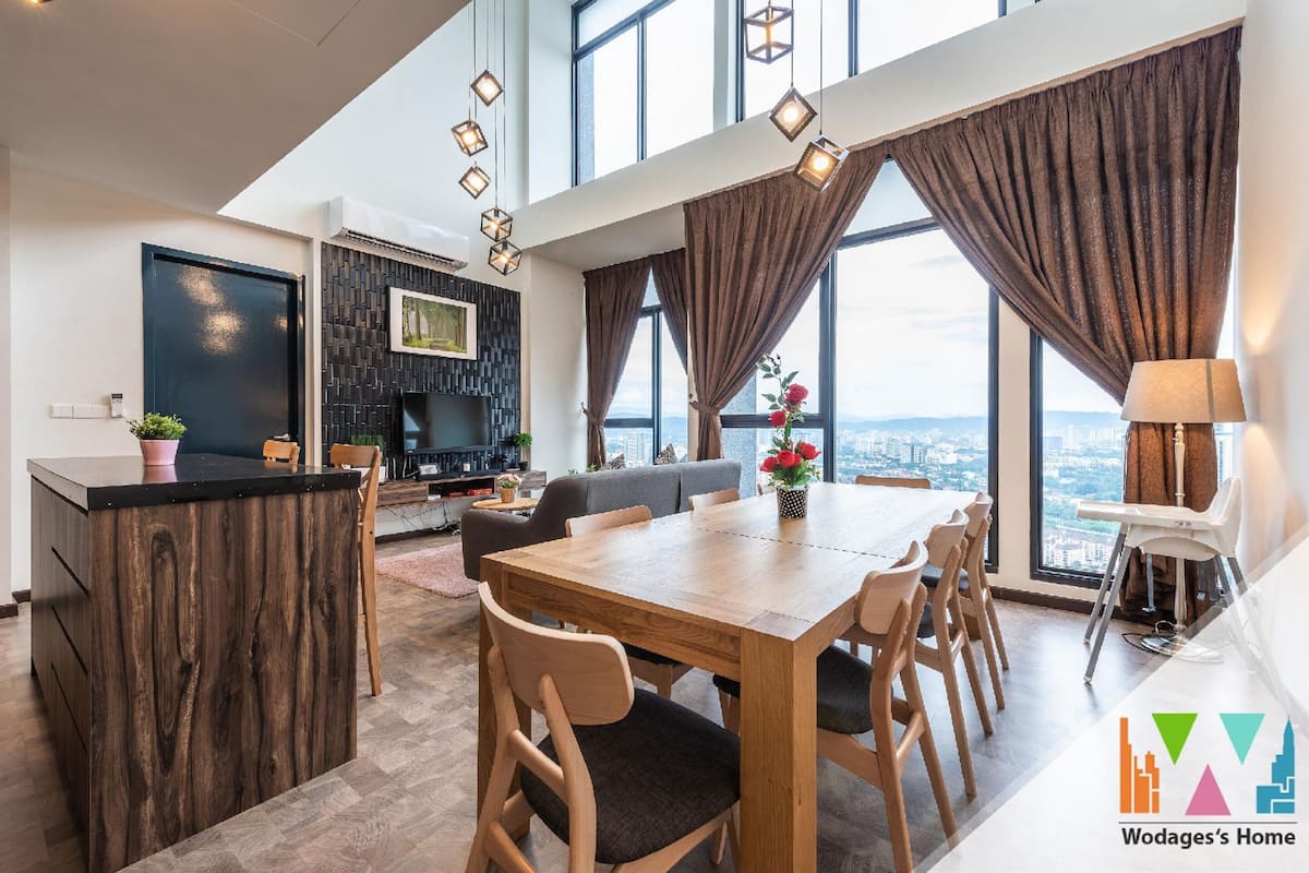 Family Loft, 2 Bedrooms, Hot Tub, KLCC View | Living area | Flat-screen TV