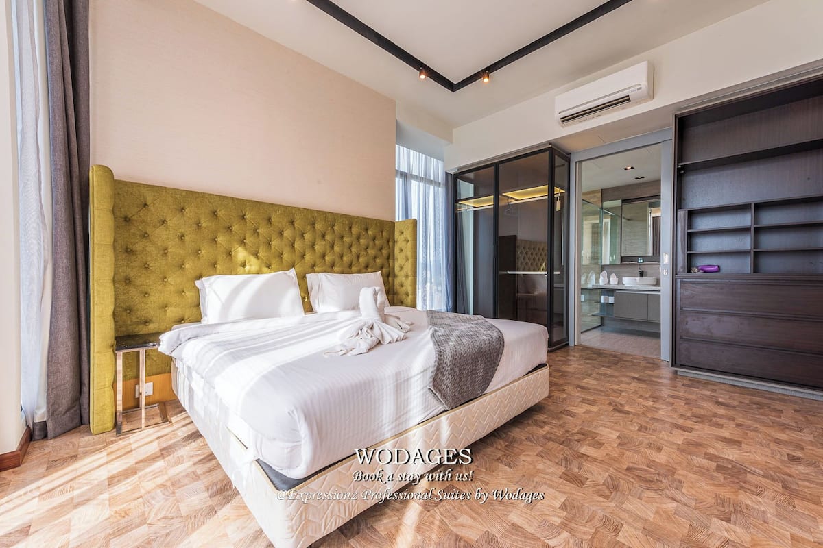 Suite, 2 habitaciones (Pool + Greenery View) | Escritorio, espacio para trabajar con laptop y cortinas blackout