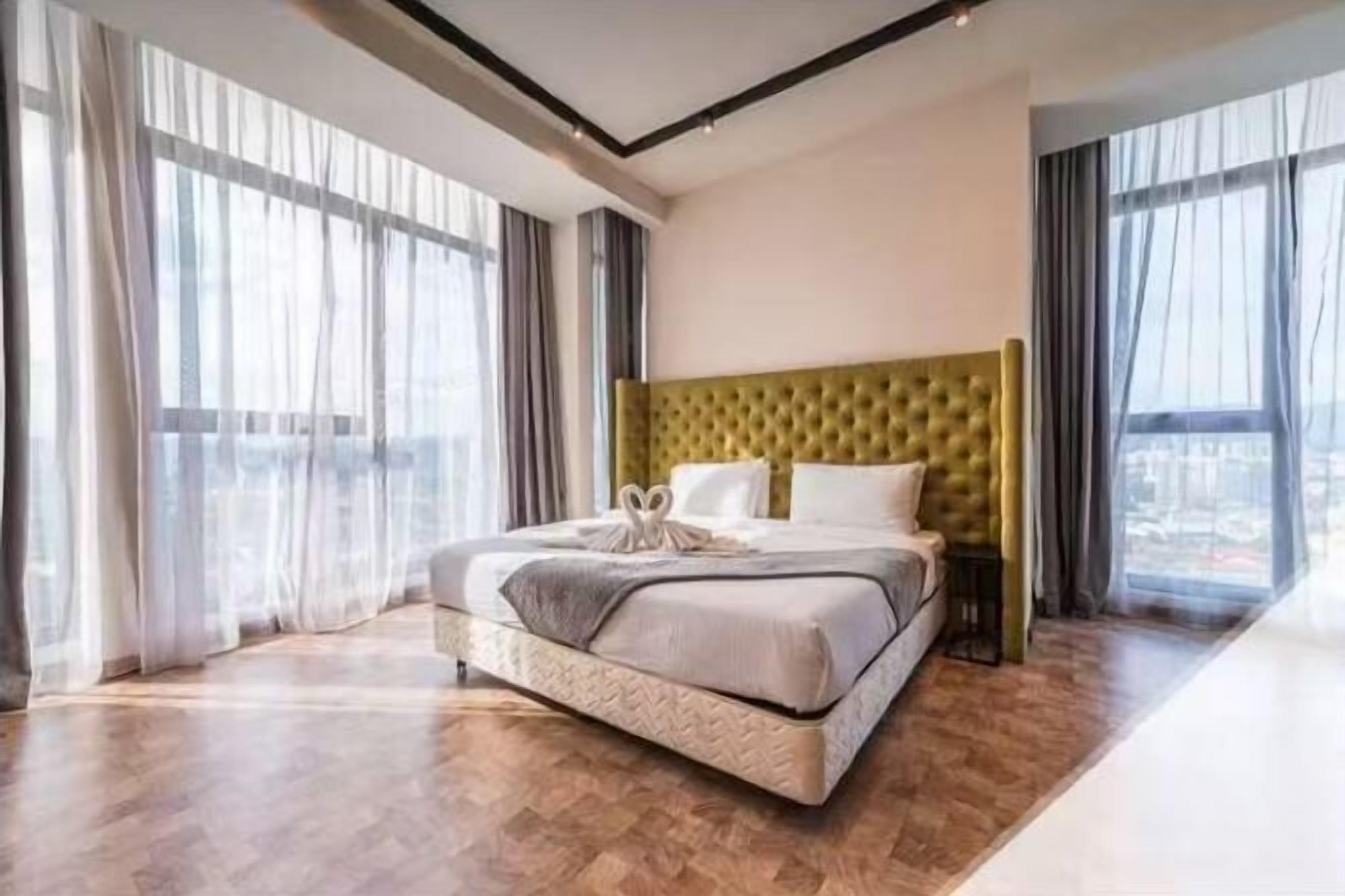 Escritorio, espacio para trabajar con un portátil, cortinas opacas