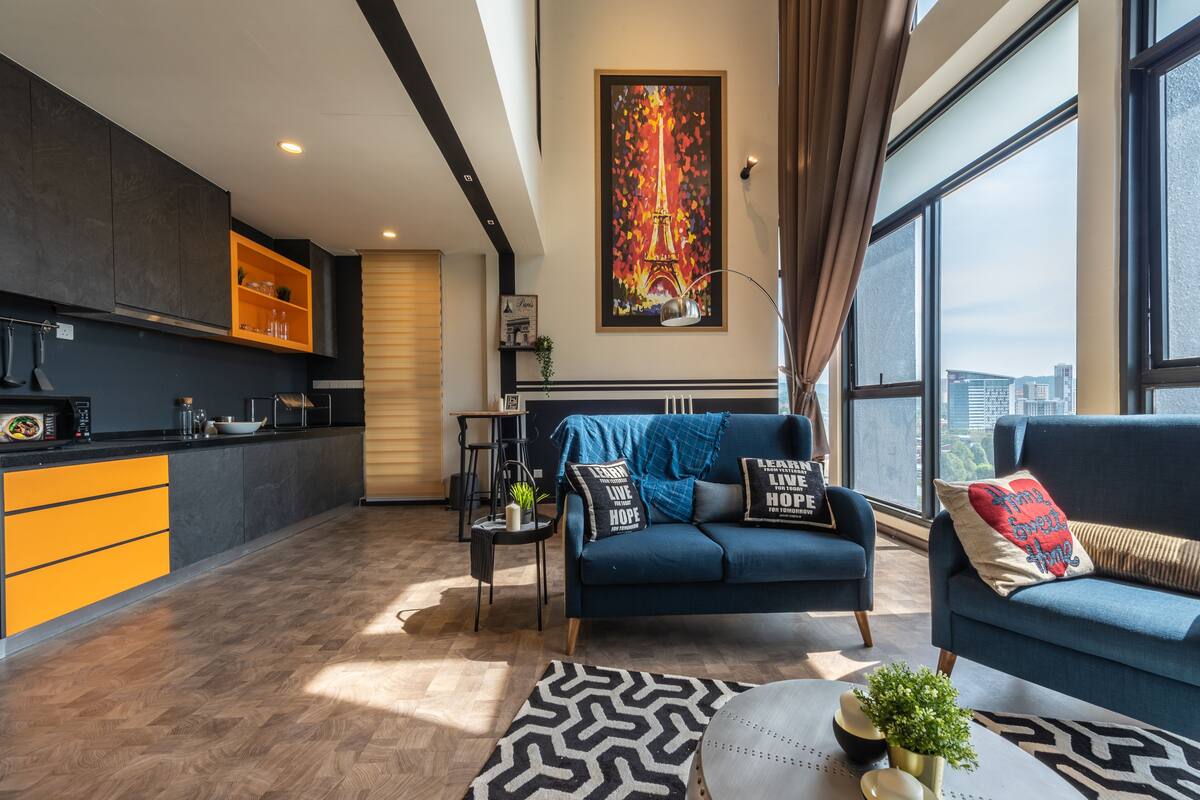 Premier Loft, 3 Bedrooms, Hot Tub, KLCC View | Living area | Flat-screen TV