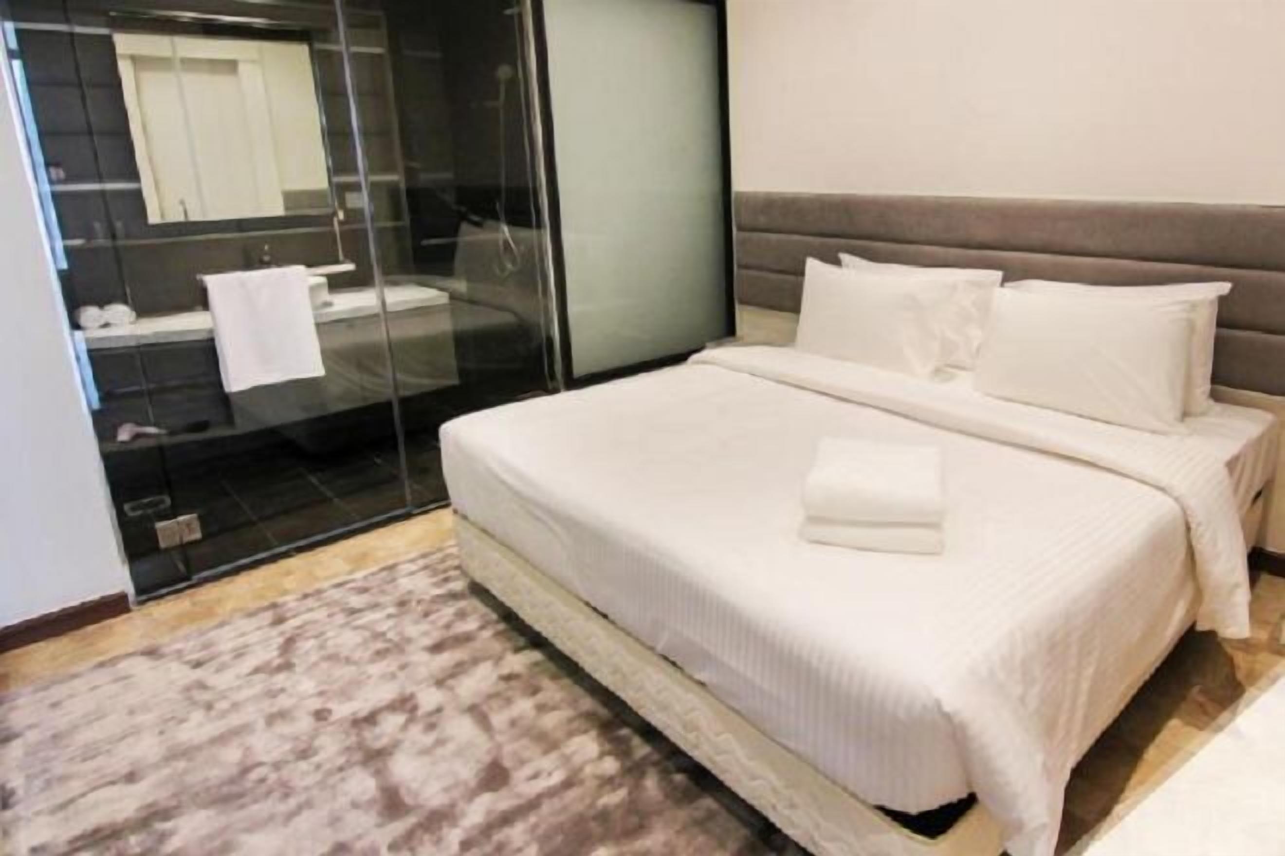 Escritorio, espacio para trabajar con un portátil, cortinas opacas