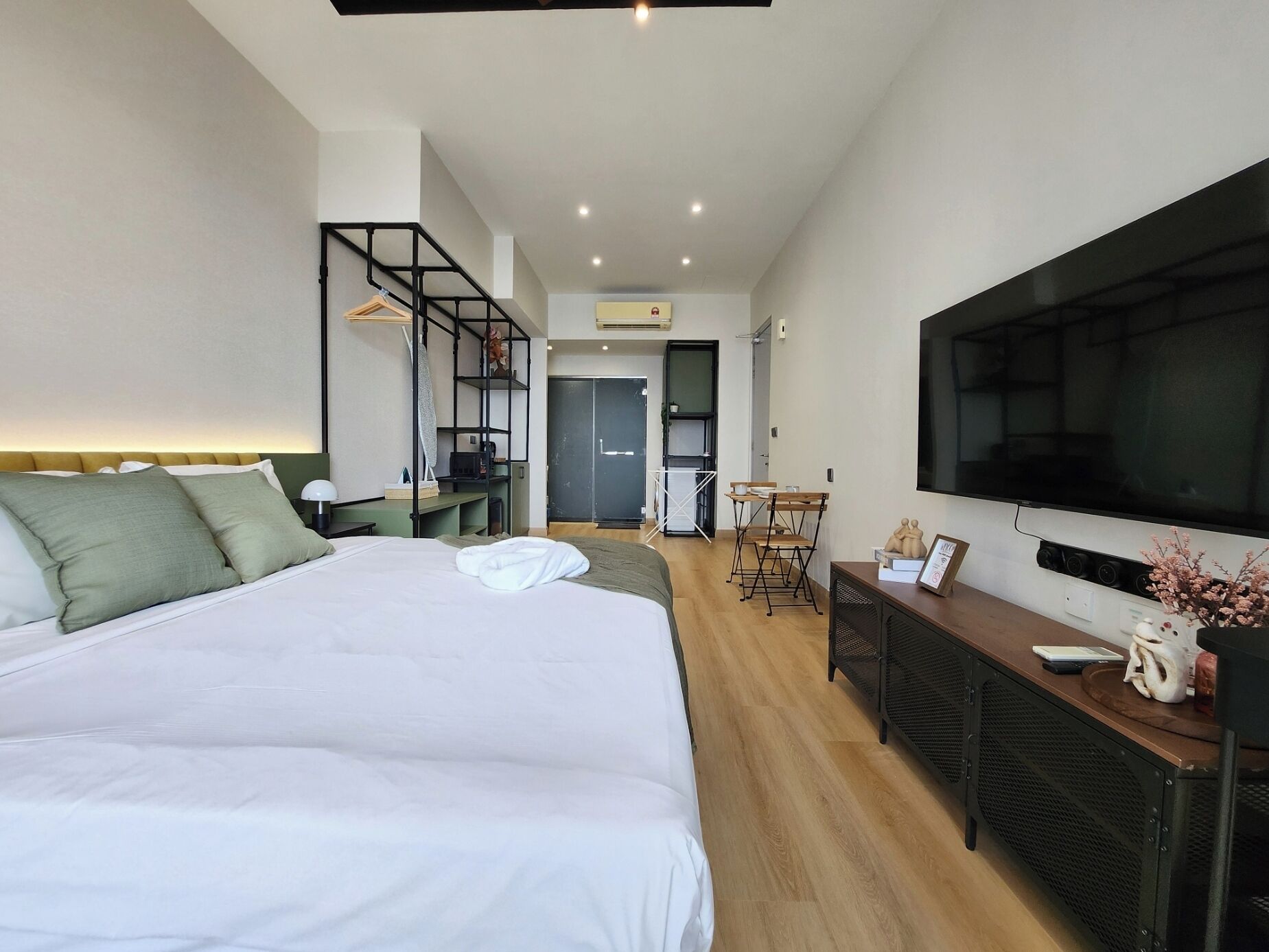 Habitación Deluxe (Studio - Modern Minimalist) | Escritorio, espacio para trabajar con laptop y cortinas blackout 