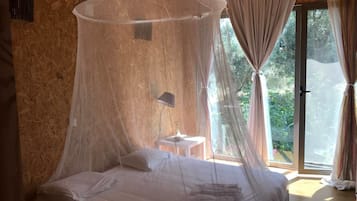 Cortinas blackout, wifi gratis y ropa de cama
