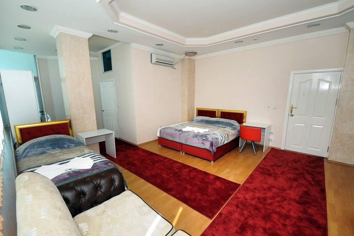 Triple Room | Desk, iron/ironing board, free WiFi, bed sheets