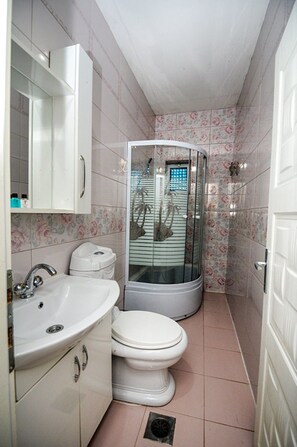 Triple Room | Bathroom | Combined shower/bathtub, free toiletries, hair dryer, towels