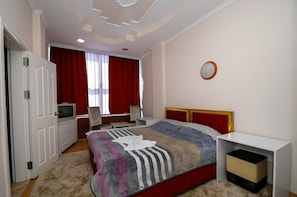 Double Room | Desk, iron/ironing board, free WiFi, bed sheets