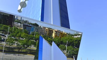 Vista frontal de la propiedad