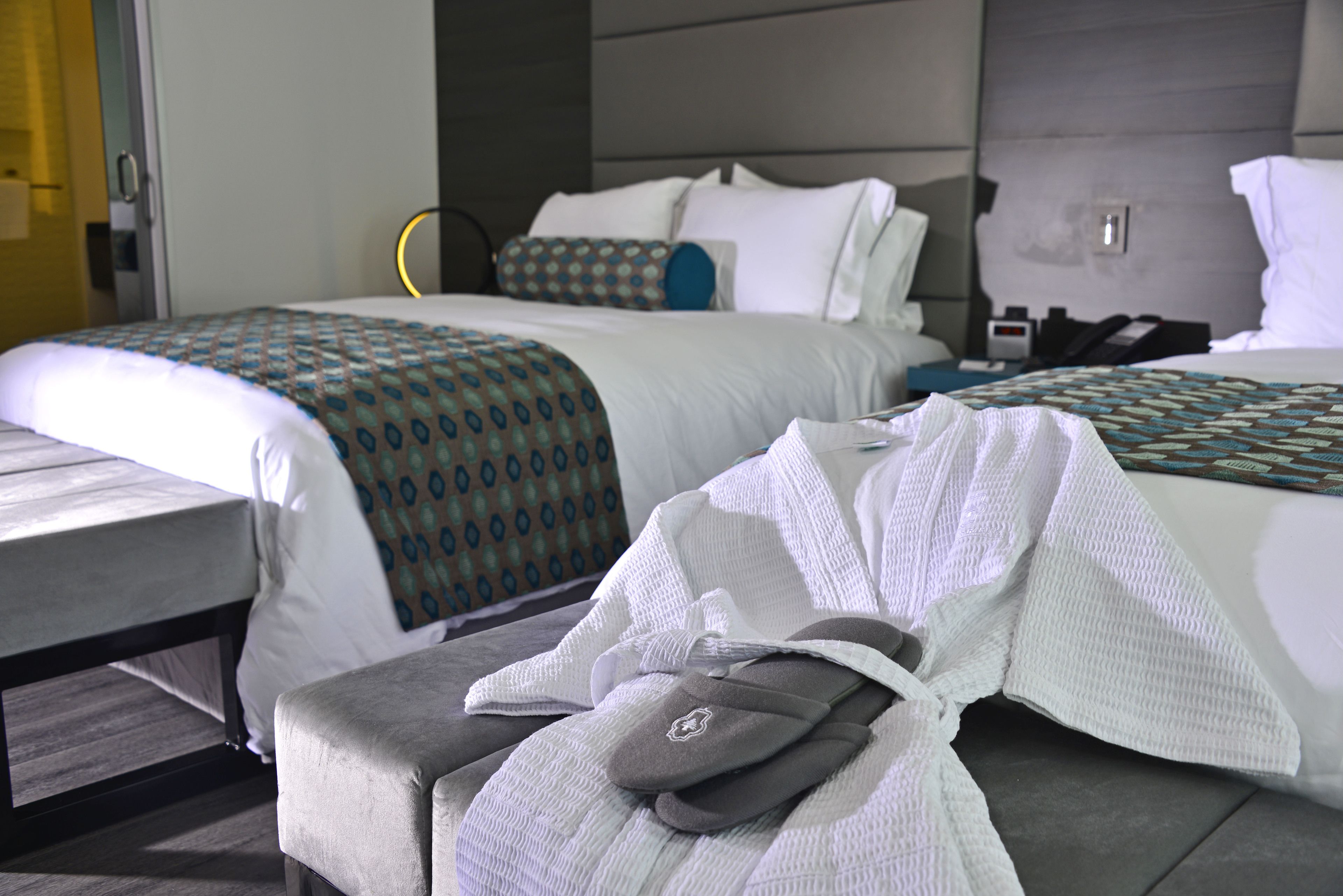 Une chambre d’hôtel avec deux lits, une table de chevet et une chaise.