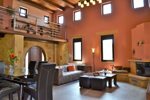 42-Zoll-Flachbildfernseher mit Satellitenempfang, Smart-TV, Kamin