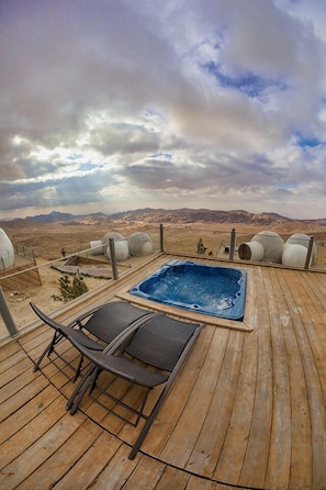 Outdoor spa tub - Petra Bubble Luxotel (Wadi Musa)