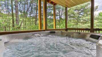 Apartment | Outdoor spa tub